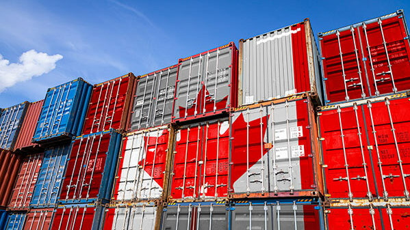 Seecontainer mit kanadischer Flagge