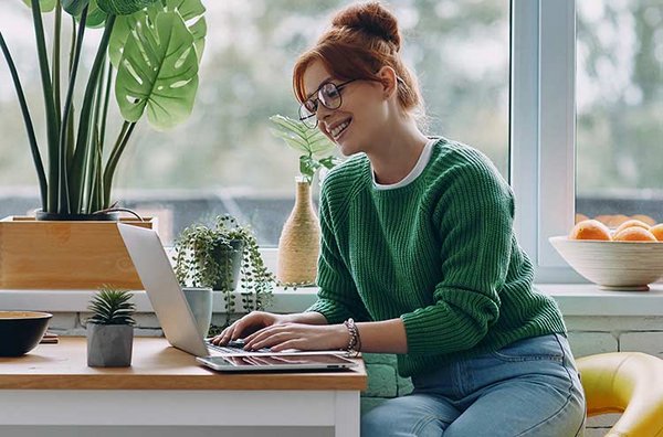 Frau benutzt Computer